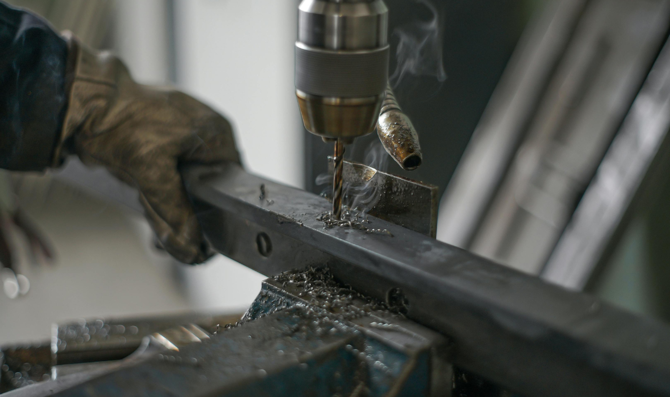 Metāla konstrukciju drošība: kā pārbaudīt materiāla kvalitāti pirms montāžas?