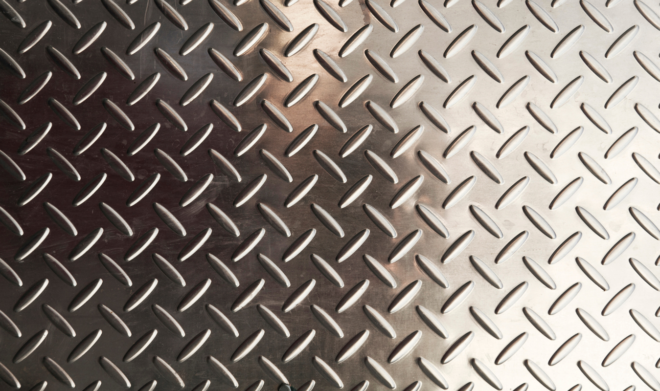 Kas nosaka metāla izturību - materiāla sastāvs, apstrāde vai uzglabāšana?